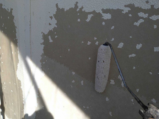 甲府市で塗膜が大きく剥がれ痛みが出ていた外壁を、カチオンシーラー＆パーフェクトフィラーで修繕カバー